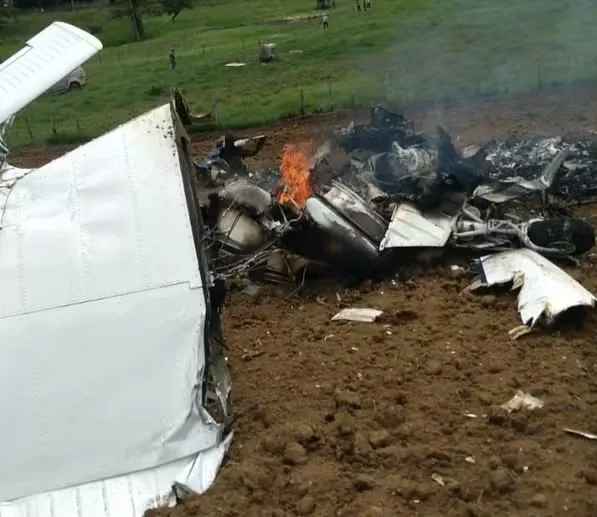 Avião de pequeno porte cai em São Sebastião do Passé