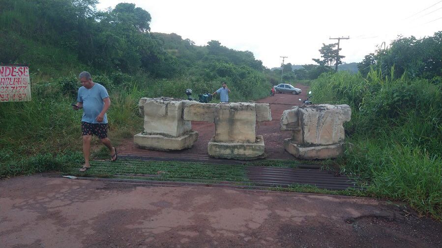 Grupo protesta fechando estrada de Jacuipe de Baixo contra PetroReconcavo