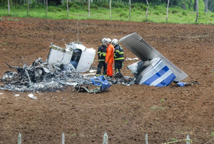 Corpo do piloto que morreu em acidente aéreo é retirado de avião