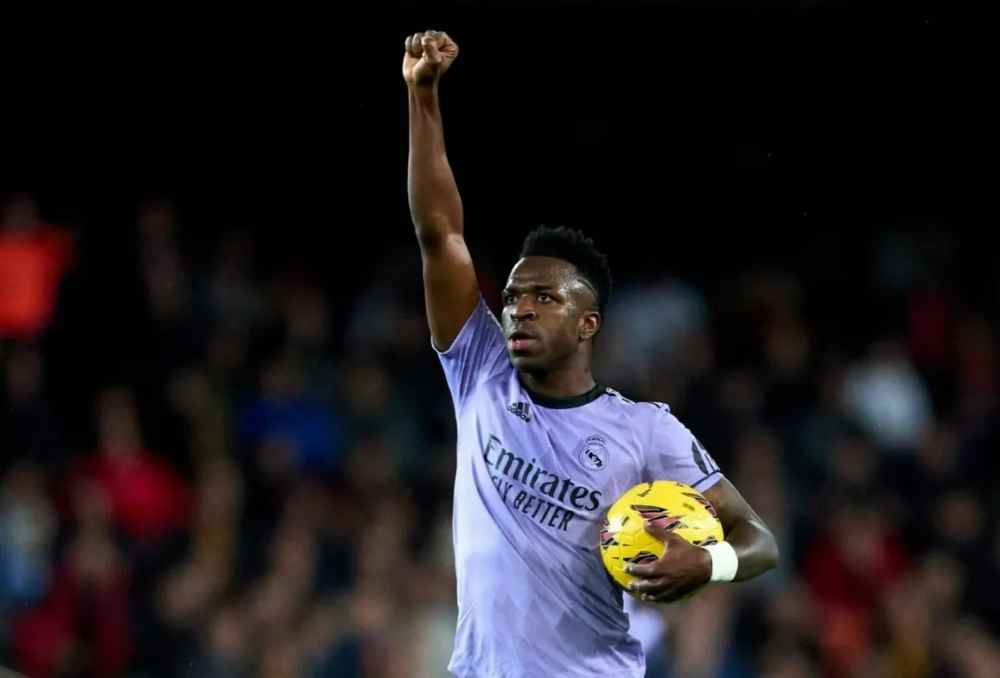 Vini Jr pede punição à UEFA após atos racistas: 