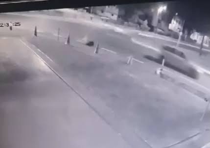Homem joga ex-mulher e filho recém-nascido de carro em movimento em Camaçari