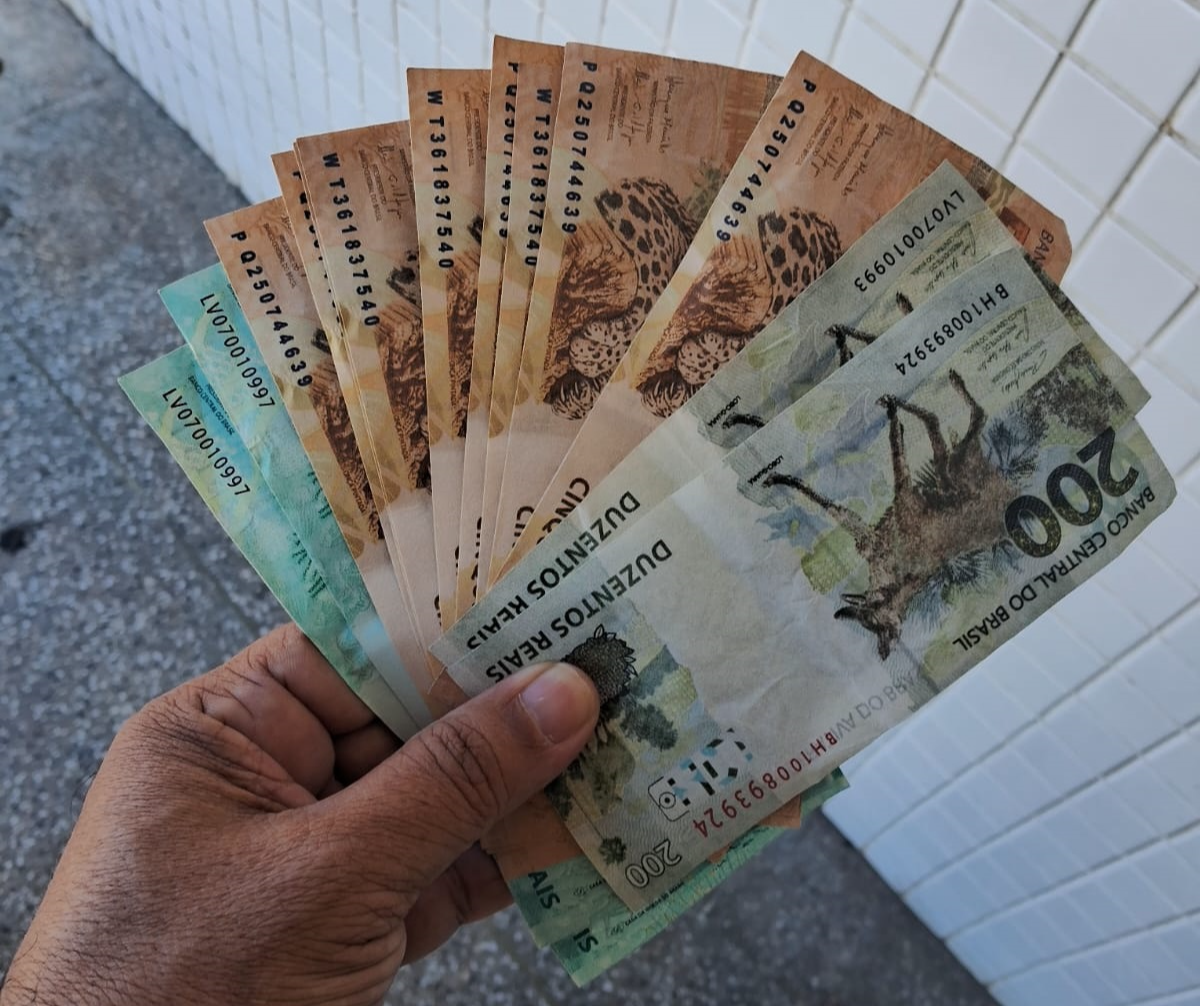 Homem é detido com R$ 1.200 em notas falsas em Salvador