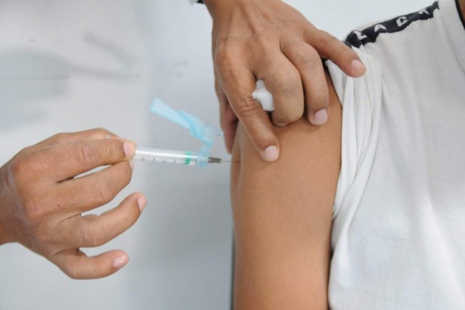 Vacina contra HPV previne câncer, mas adesão no Brasil segue abaixo da meta