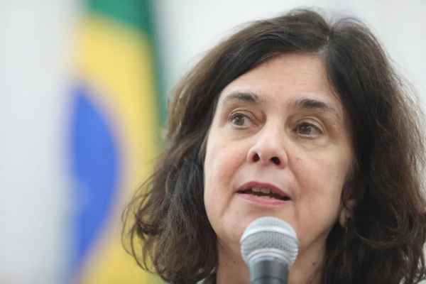 Ministra da Saúde demite secretário acusado de apadrinhamento