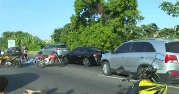 Três pessoas ficam feridas em acidente na BR-324 com motos e carro