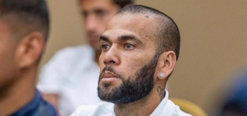 Pai de Neymar nega ajuda financeira para Daniel Alves pagar fiança na Espanha