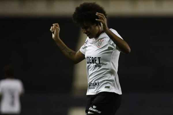 Corinthians goleia América e assume liderança do Brasileirão Feminino