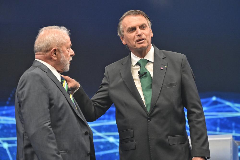 Bolsonaro aciona Justiça contra Lula por fala sobre móveis “sumidos” 