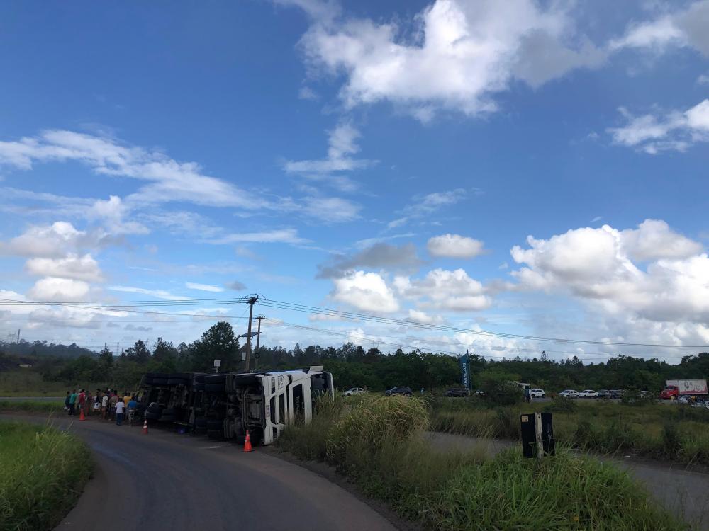 Carreta carregada com cerveja da Ambev tomba em acesso ao viaduto da Caraíba Metais 