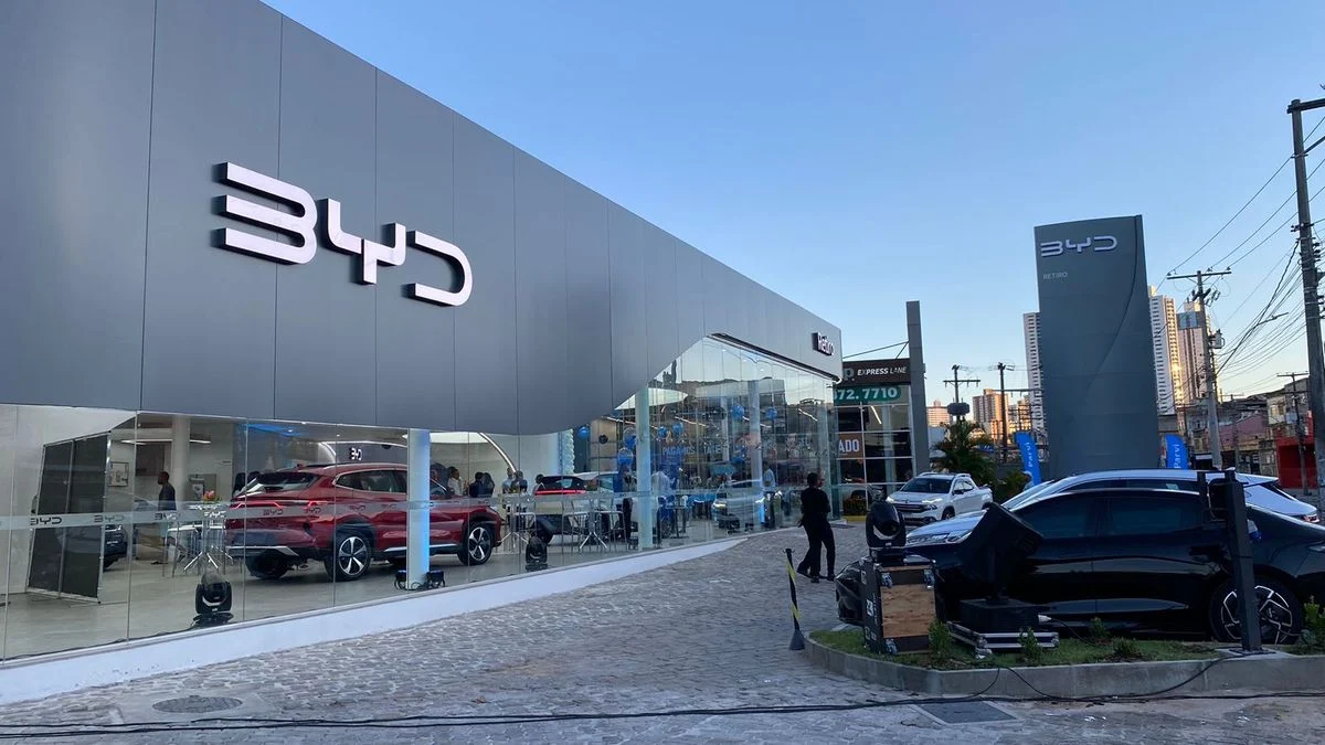 BYD anuncia nova linha de carregadores e aplicativo para clientes de carros elétricos