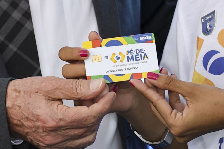 Começa hoje pagamento de R$ 200 da primeira parcela do Pé-de-Meia