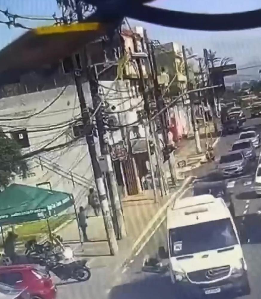 Ciclista se desequilibra e colide com van em Camaçari 