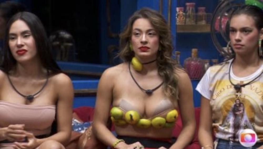Tadeu faz alerta a Beatriz sobre a roupa com cascas de laranja