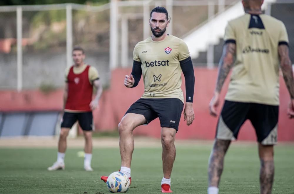 Vitória inicia preparação para decisão com treino em dois turnos