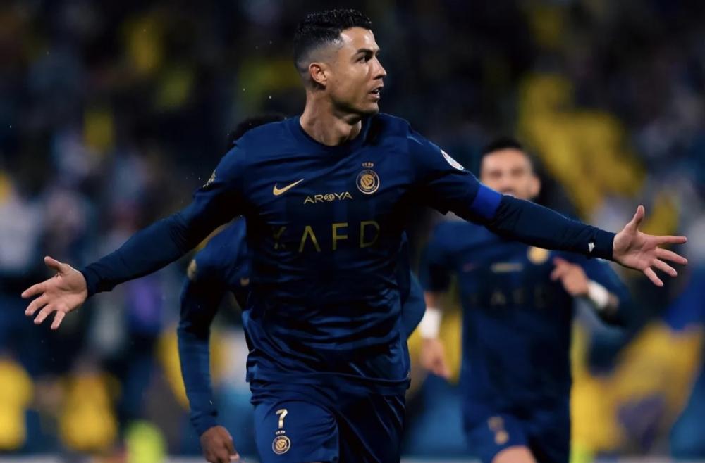 Na Arábia Saudita, Cristiano Ronaldo marca segundo hat-trick seguido