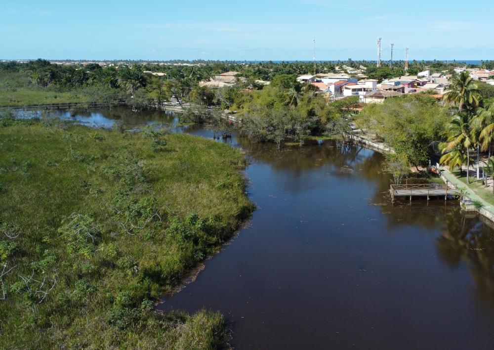 Moradores de Praia do Forte denunciam transbordamento em elevatória da Embasa