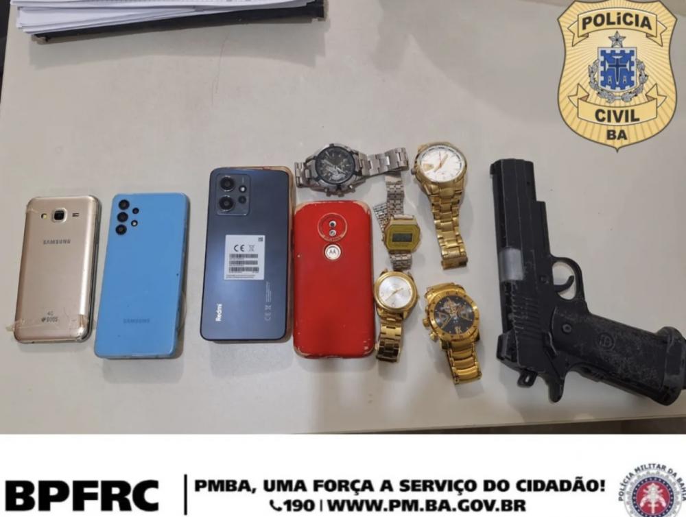 Dois homens são presos com pistola de brinquedo após assalto a ônibus