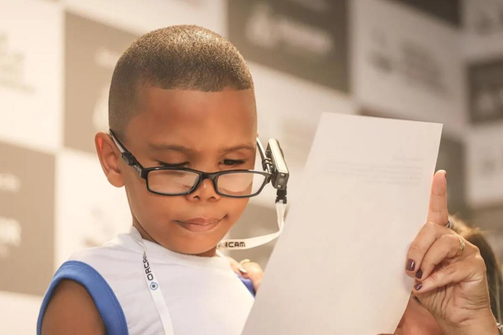 Prefeitura entrega 152 óculos de visão artificial para alunos cegos