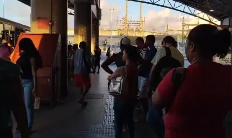 Passageiros do transporte metropolitano relatam atrasos e superlotação