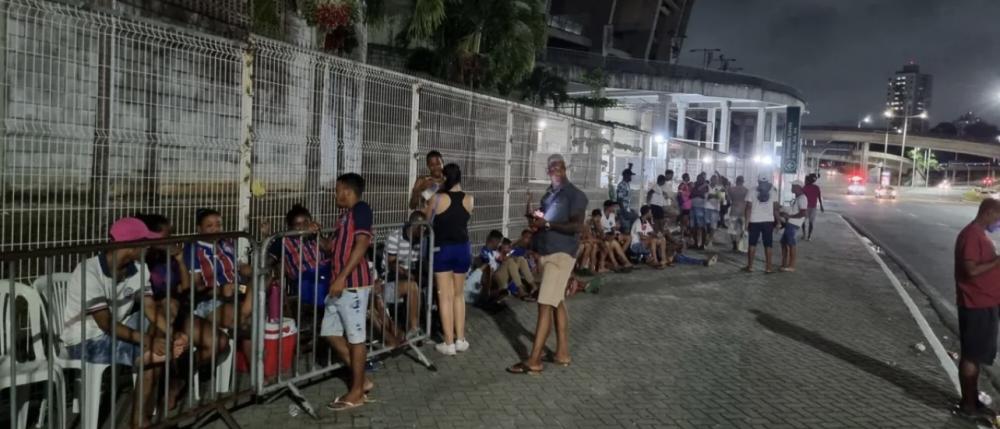 Torcedores do Bahia se preparam para dormir em fila na Fonte Nova