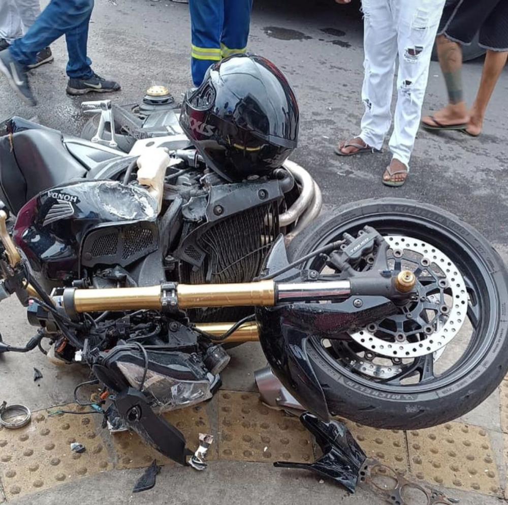 Motociclista colide com ônibus escolar em Camaçari 