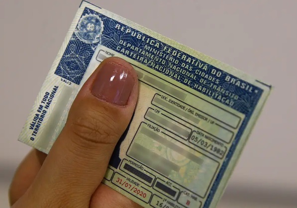 Foto da carteira de motorista poderá conter itens religiosos