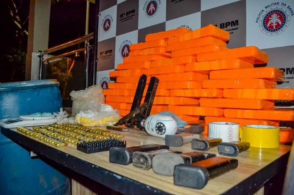 PM apreende 40kg de drogas, arma e munições em Itabuna