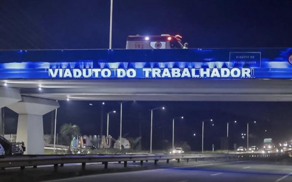 Motorista sofre mal súbito e colide com carreta no Viaduto do Trabalhador