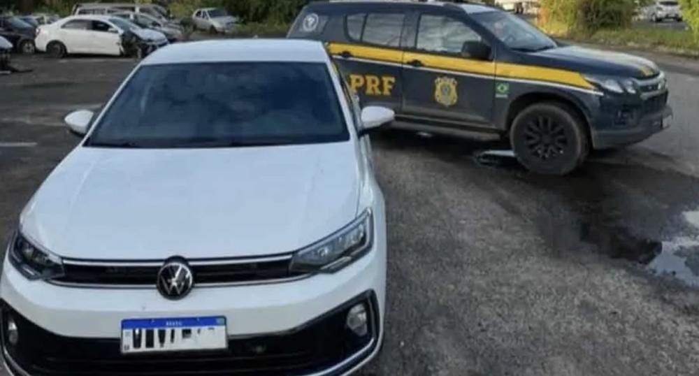PRF detém homem por interceptação de carro roubado em Alagoinhas