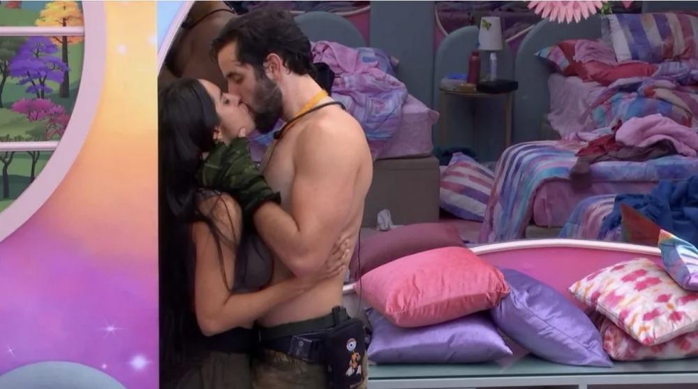 BBB 24: Matteus e Isabelle saem escondidos da festa e se beijam