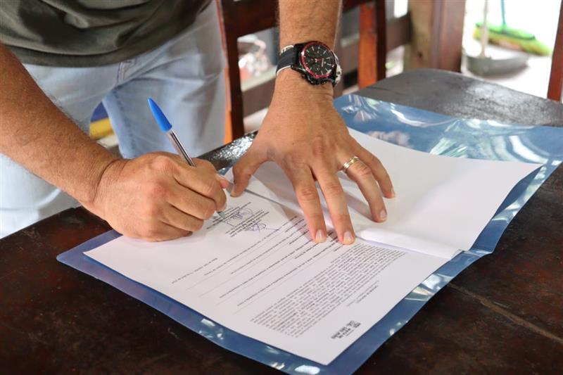 Prefeito de Mata de São João assina ordem de serviço para pavimentação do Santo Antônio