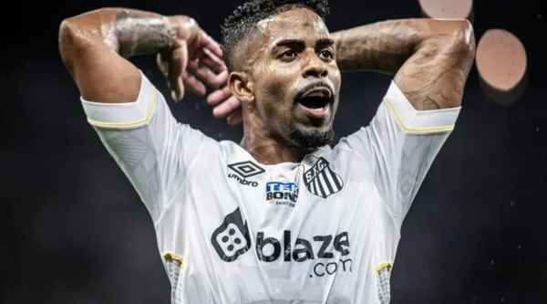 Vitória negocia com lateral do Santos, eleito melhor do Paulistão