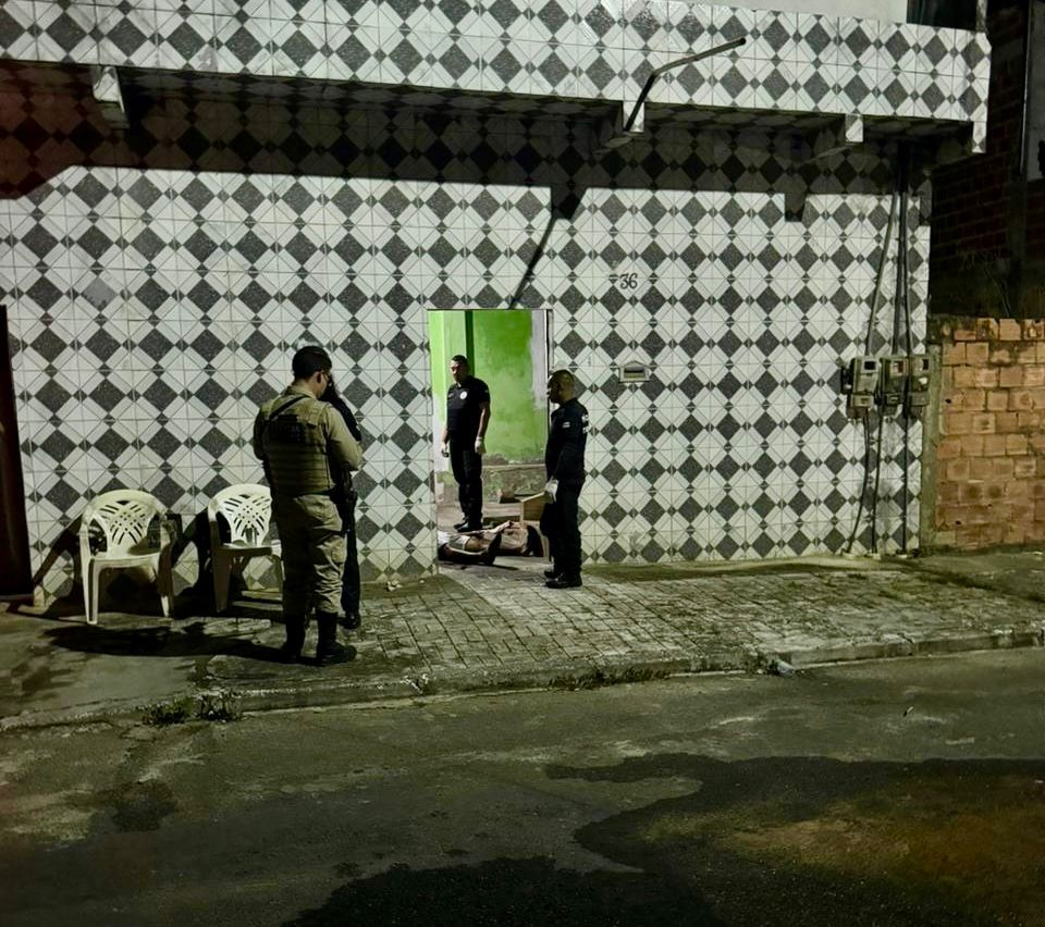 Homem é morto a tiros na porta de casa no Phoc 1, em Camaçari