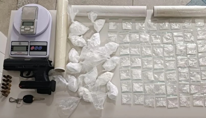 Carro é encontrado com arma e 102 porções de cocaína