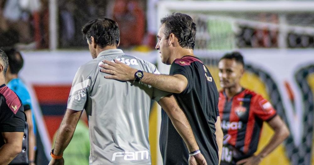 "Fizemos um jogo parelho", diz Léo Condé após derrota para o Palmeiras