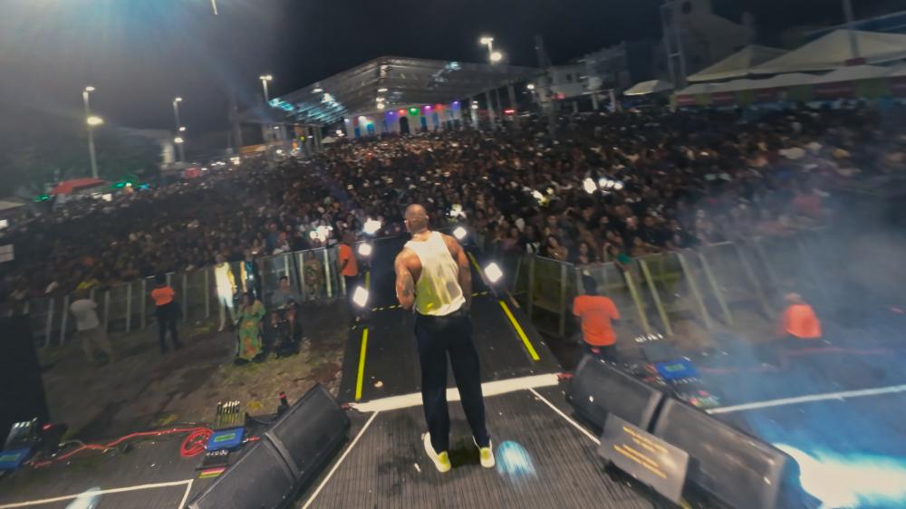  Léo Santana e Heitor Costa atraem multidão em noite de comemoração ao Aniversário da Cidade
