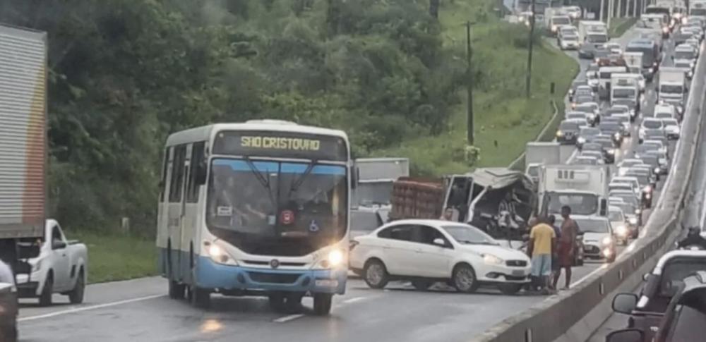 Motorista não consegue frear e provoca grave acidente na CIA-Aeroporto
