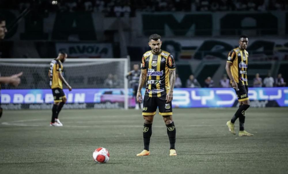 Vitória contrata ex-lateral-direito do Bahia para sequência da Série A