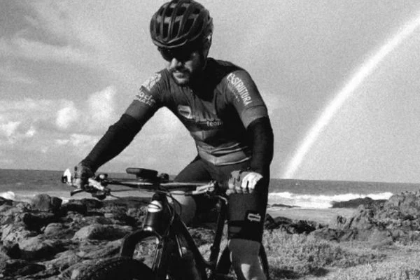 Suspeito de atropelar ciclista se apresenta à polícia em Camaçari