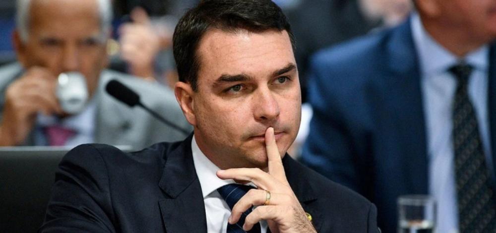Flávio Bolsonaro sugere que Lula durma em embaixadas para economizar dinheiro público