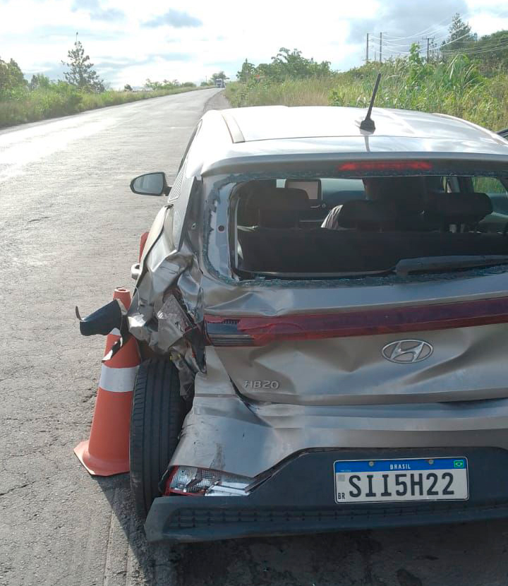  Carro da prefeitura de Mata de São João se envolve em acidente na BA-093