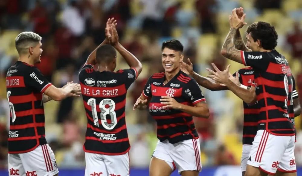 Flamengo vence São Paulo e assume liderança 