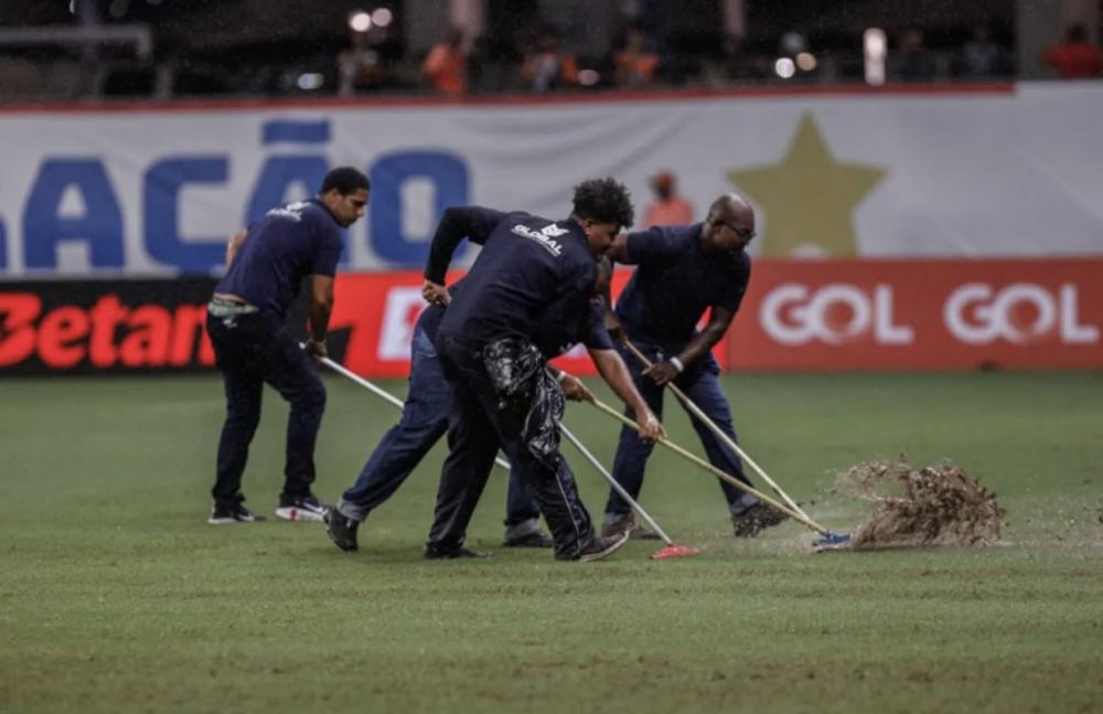 Atraso ao ligar drenagem causou alagamento no gramado da Fonte Nova