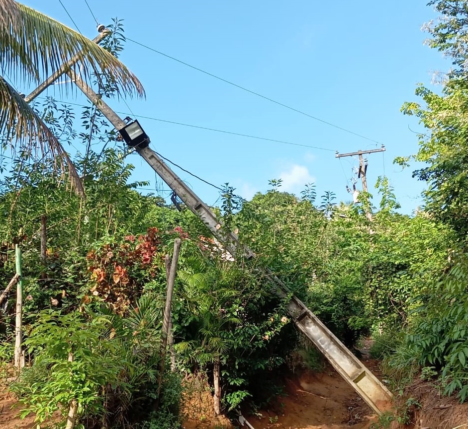 Poste inclinado coloca moradores em risco e deixa comunidade de Olhos d’Água sem energia