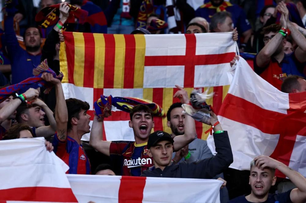Uefa multa Barcelona por "comportamento racista" de torcedores