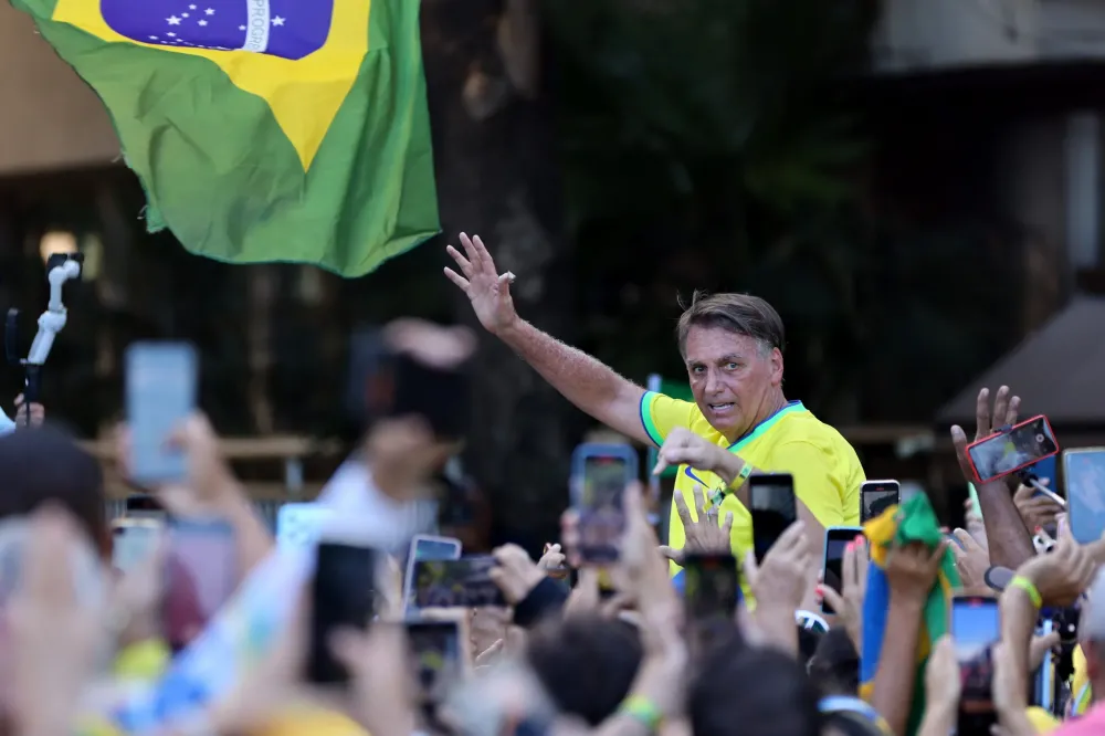 Bolsonaro diz ser acusado sem provas e exalta Elon Musk em ato no Rio 