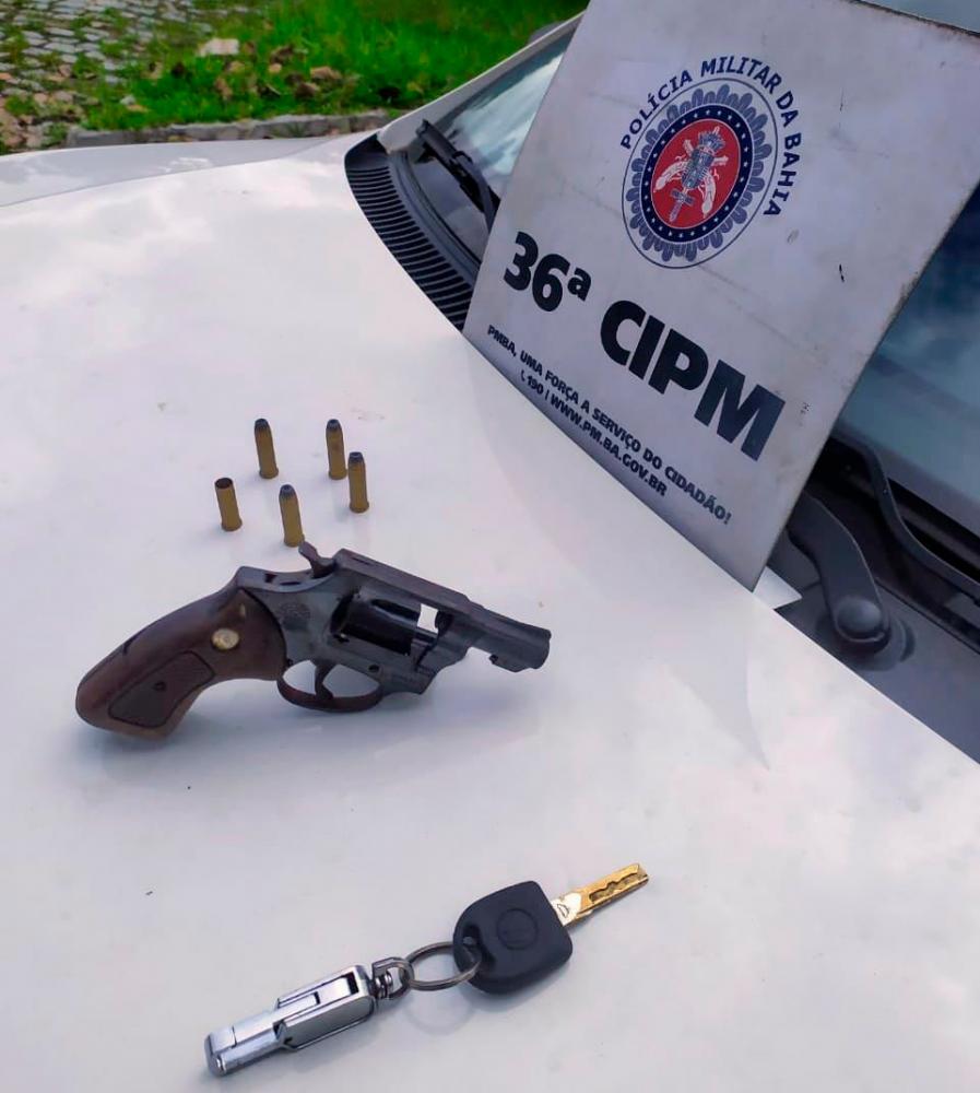 PM prende criminoso, apreende revólver e recupera veículo roubado em Dias d'Ávila