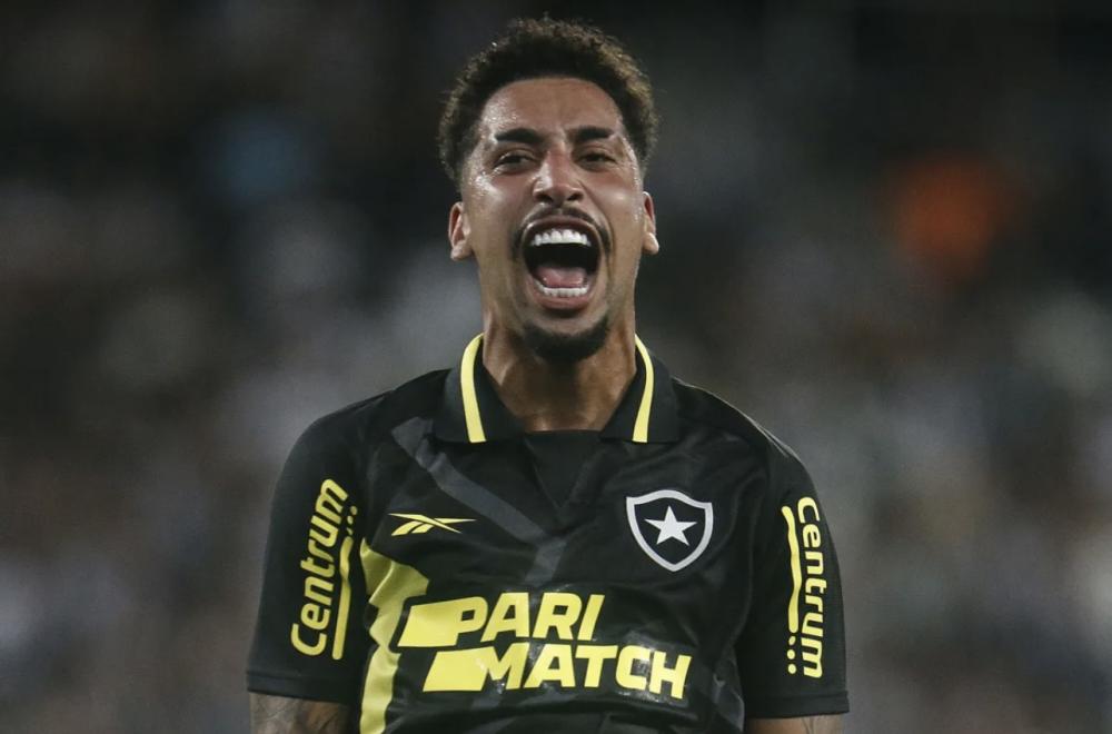 Volante do Botafogo é afastado após acusação de agredir ex-namorada