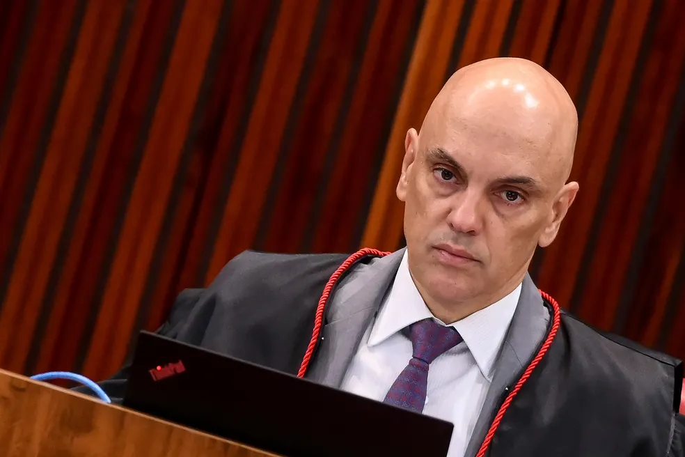 Moraes manda PF aprofundar ação sobre Bolsonaro
