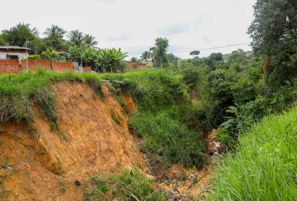 Erosão em buraco faz 38 casas serem interditadas